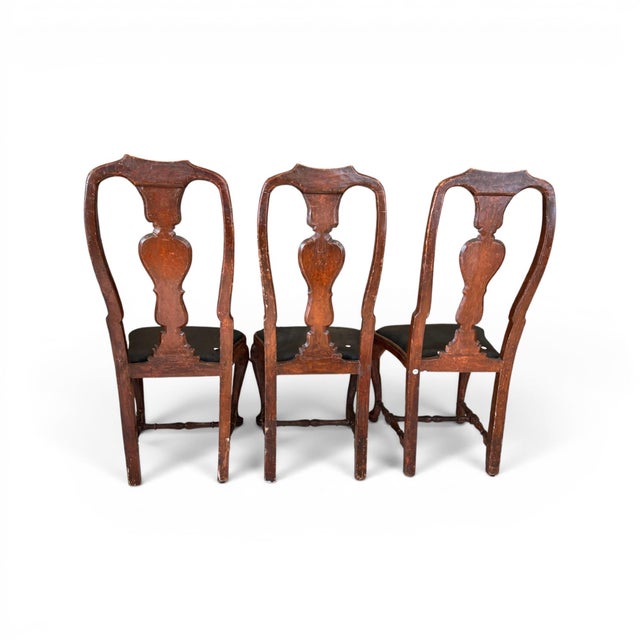This elegant set of six 18th-century Rococo dining chairs from Lucca features beautifully carved frames with a painted...