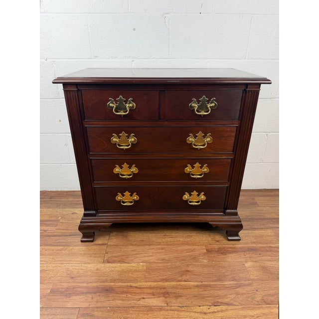 Stickley Colonial Williamsburg Georgian Mahogany Chest of Drawers End Table Dimensions: 30.25”h x 31”w x 17.25”d