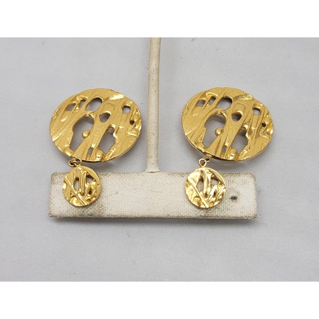 Vintage 1970s Signed Trifari Modernist Goldtone Pendant Clip Earrings - 2 Pieces For Sale In Philadelphia - Image 6 of 8