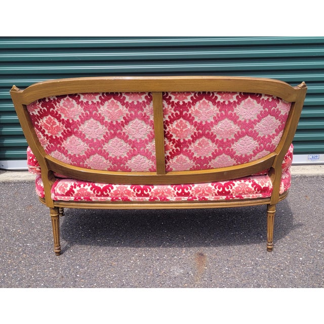 Fine 1950s Hollywood Style Velvet Settee For Sale - Image 4 of 11