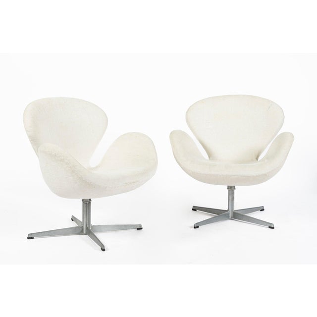 This pair of mid century Danish modern Model 3320 Swan chairs by Arne Jacobsen for Fritz Hansen were made in Denmark in...