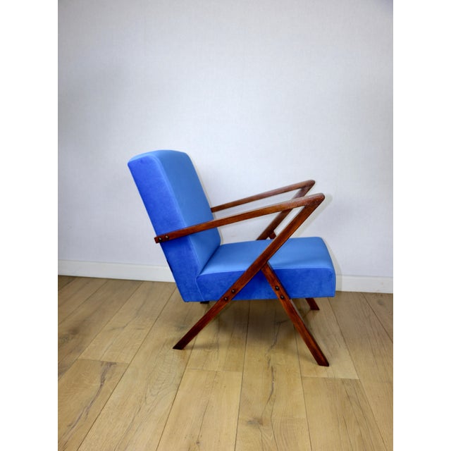 Vintage loft design armchair in blue cornflower velvet fabric, model Jade. This is a renewed armchair. Loft design vintage...