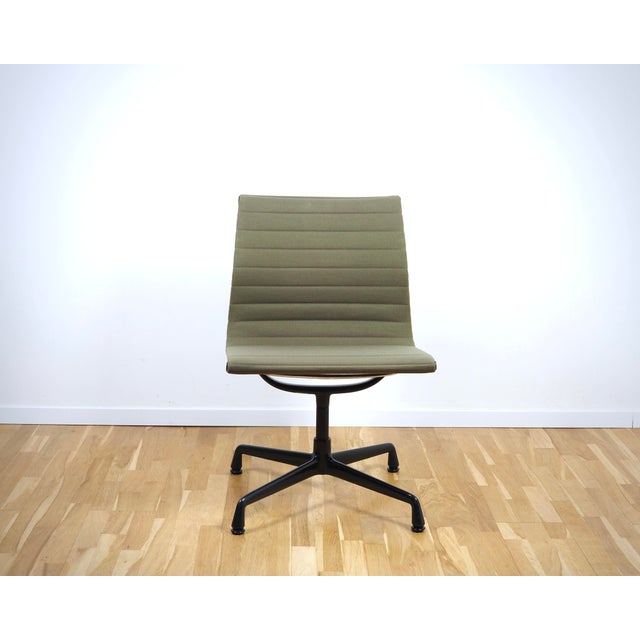 Alu Chair EA 105 in Hopsack in Khaki by Charles and Ray Eames for Vitra, 1980s For Sale - Image 6 of 11