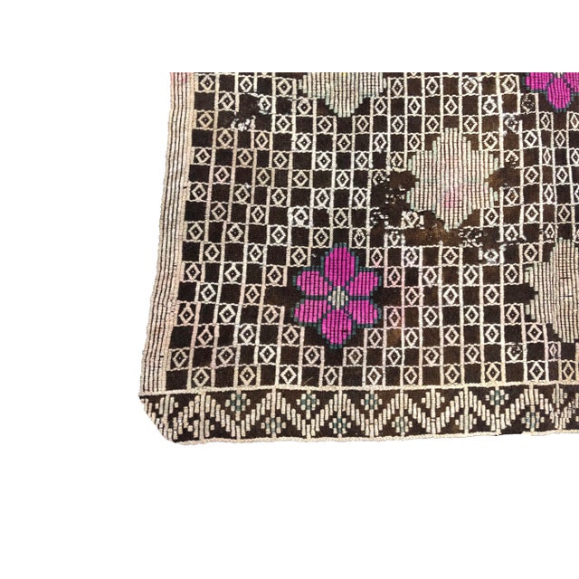 1960s 1960s Vintage Floral Design Organic Turkish Area Kilim Rug- 5′3″ × 8′11″ For Sale - Image 5 of 7