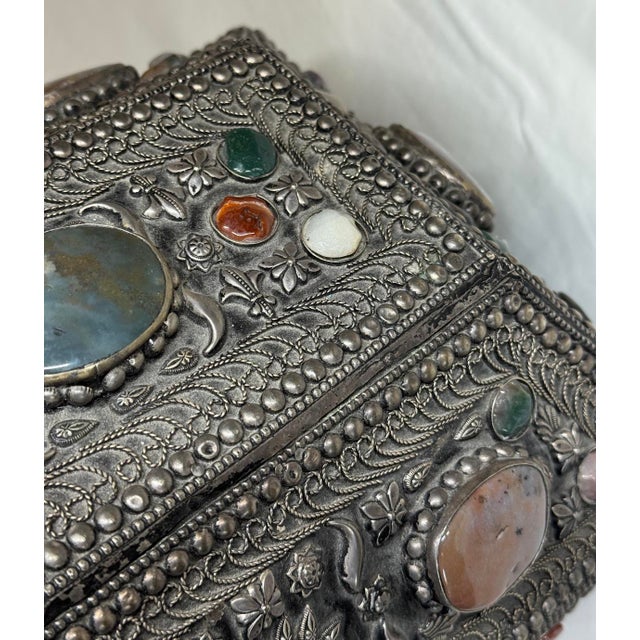 Silver Vintage Moorish Agate Inlaid Silver Filigree Trinket Box Treasure Chest For Sale - Image 8 of 12