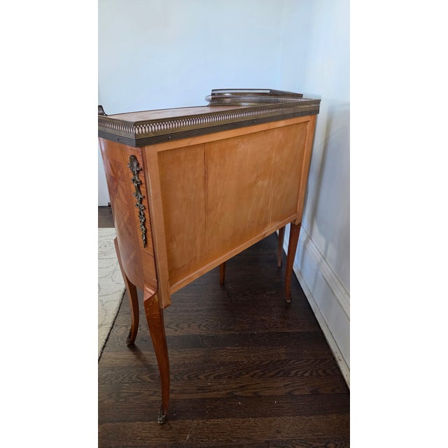 Late 20th Century Italian Louis XV–Style Parquetry Three-Drawer Nightstands by Fratelli Romanò — A Pair For Sale In New York - Image 6 of 18