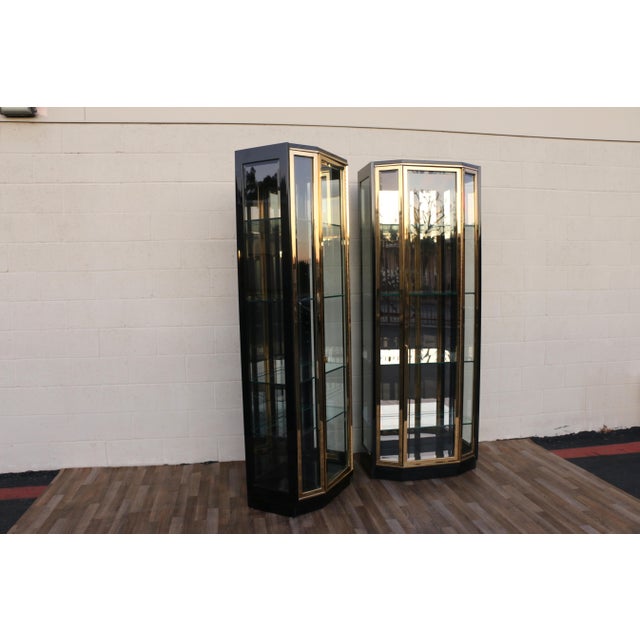 Henredon Pair of Mid-Century Modern Henredon Black Lacquer & Brass Glass Display Cabinets With Lighting For Sale - Image 4 of 18