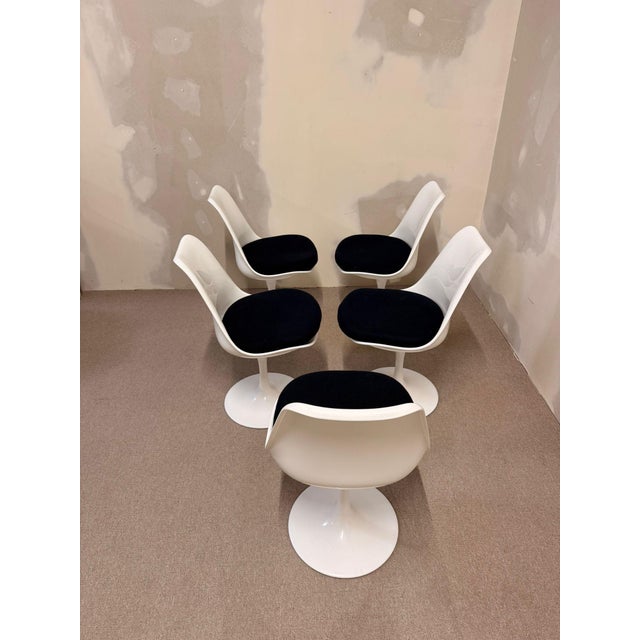 Tulip chairs by Rudi Bonzanini from the mid-20th century, featuring an elegant white frame and black upholstered seat....