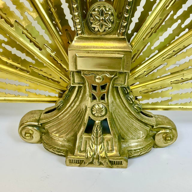 1950s Vintage English Edwardian Neoclassical Brass Peacock Fan Fireplace Screen. For Sale - Image 6 of 16
