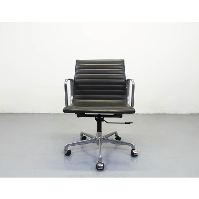 1980s EA117 Office Chair by Charles & Ray Eames for Herman Miller, 1980s For Sale - Image 5 of 16