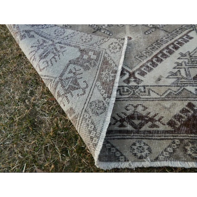1970s Vintage Handwoven Low Pile Faded Pale Medium Turkish Ushak Rug - 3'11'' X 6'7'' For Sale - Image 12 of 13