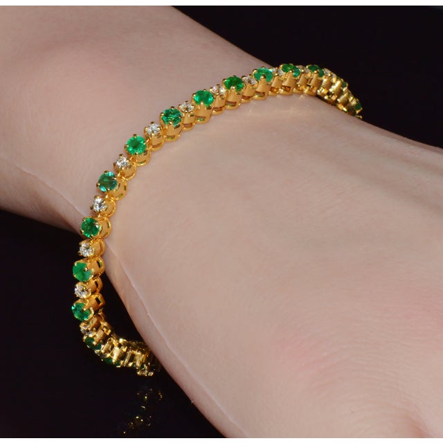 Mid-Century Modern Late 20th Century Certified Natural 4.90Cts vs F Diamond Emerald 18k Solid Gold Tennis Bracelet For Sale - Image 3 of 16