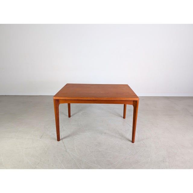 We are offering a beautiful teak dining table from Vejle Stole Mobelfabrik, dating from the 1960s and made in Denmark. The...
