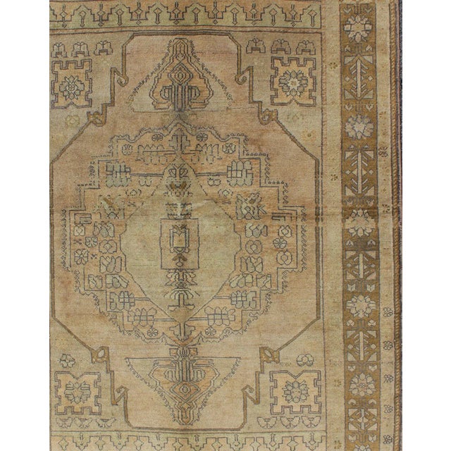 Midcentury stylized medallion vintage Turkish Oushak rug in shades of Taupe, brown, cream, salmon, cream rug en-112656,...