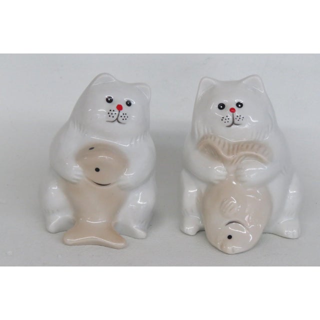 This lovely Pair of Salt and Pepper Shakers are made of ceramic. They feature an excellent vintage design of chubby cats...