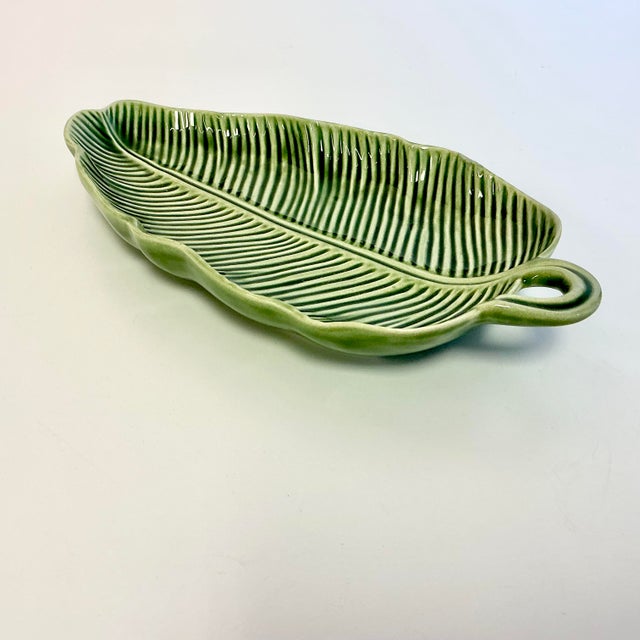 1990s Vintage Boho Chic Portuguese Bordallo Pinheiro Trompe L’Oeil Banana Leaf Serving Dish For Sale - Image 11 of 16