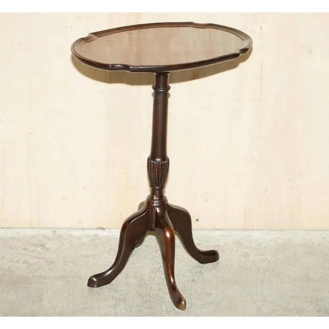 Lovely vintage light Mahogany Pie crust edge, Oval lamp or side table. A good-looking well-made four legged side table in...