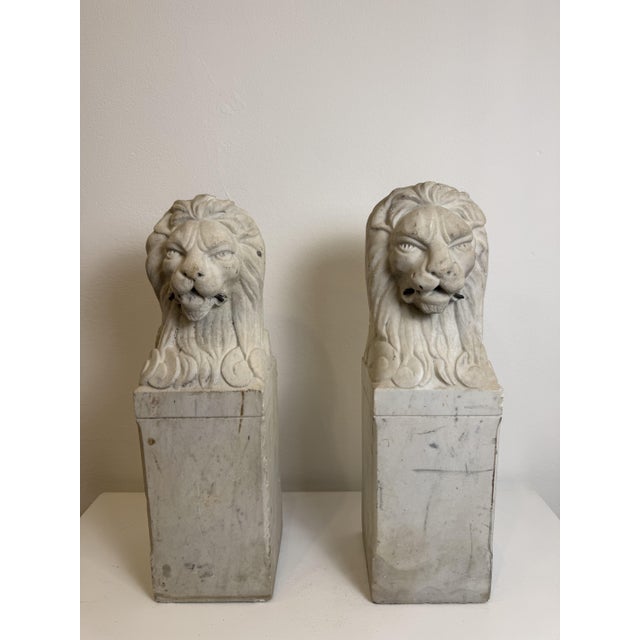 Florentine Lions in White Carrara Marble, Late 19th Century, Set of 2 For Sale - Image 3 of 13