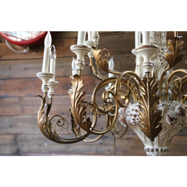 1970s Italian 18-Light Carved Wood & Gilt Metal Chandelier For Sale - Image 4 of 18