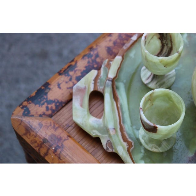 1950s Tanzanian Green Onyx Rosolio Tray with Bottle and Glasses, Italy, 1950s, Set of 8 For Sale - Image 5 of 15