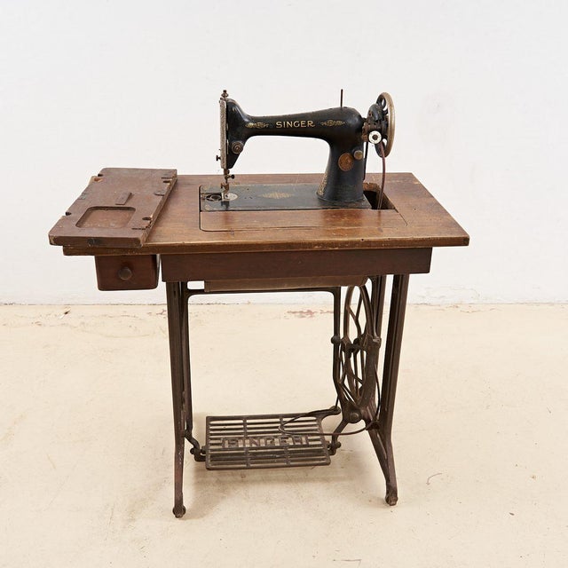 Singer sewing machine with cast iron base height: 74 width: 80 depth: 42 additional information style: vintage production...