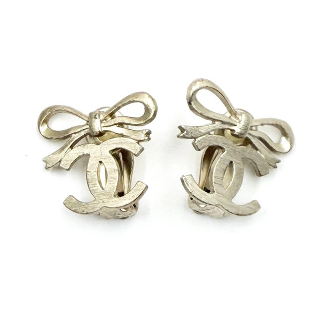 Chanel Chanel Light Gold Ribbon Bow CC Clip on Earrings, A Pair For Sale - Image 4 of 4