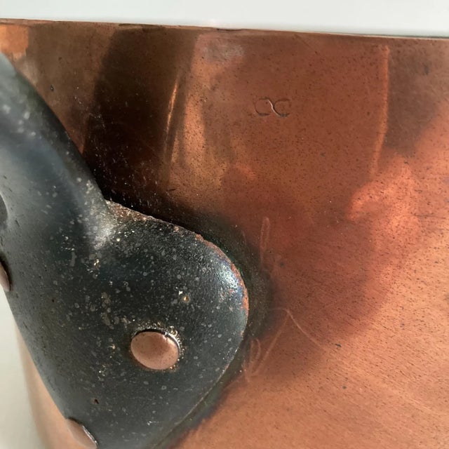 Circa 1890s, "A La Ménagère (1863-1899) B. Bonne Nouvelle 20" Antique French Copper Pot - "Arrow" Shape Handle For Sale - Image 11 of 15