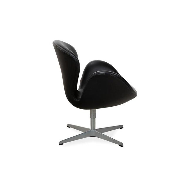 Swan Swivel Chair in Black Leather by Arne Jacobsen for Fritz Hansen For Sale - Image 10 of 14