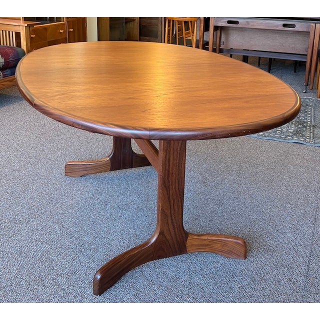 Mid 20th Century European Mid Century Modern Extending Oval Teak Dining Table W/ Butterfly Leaf & Whale Fin Pedestal Base by G-Plan Furniture, Uk c.1960 For Sale - Image 5 of 14