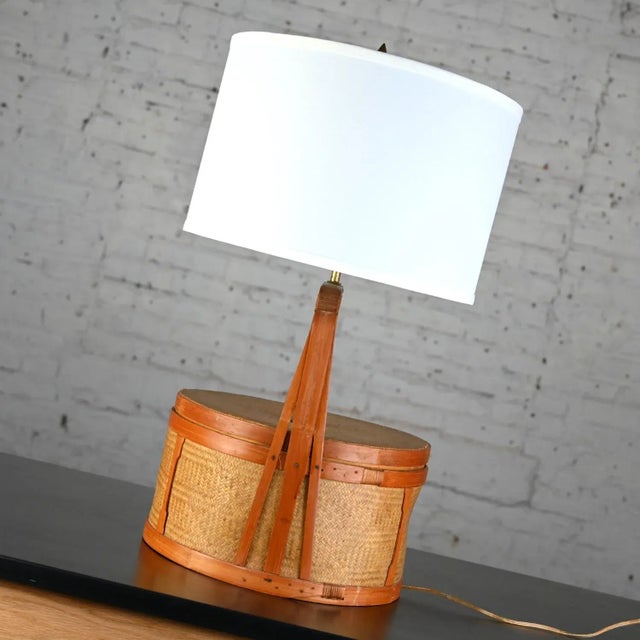 Chinoiserie Late 20th Century Chinoiserie or Asian Style Rattan & Wicker Basket Table Lamp With New White Drum Shade For Sale - Image 3 of 12