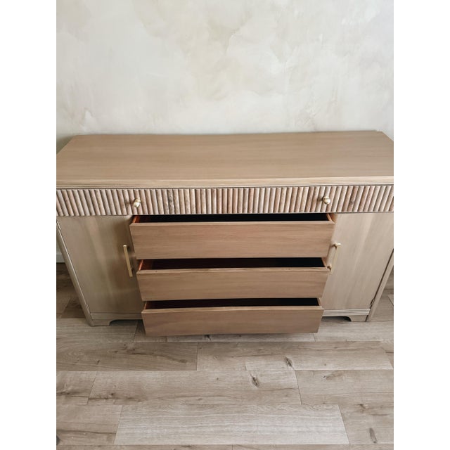 1940s 1940s Modern Fluted Dresser – Vintage Art Deco Dresser in Two-Tone Light Wood With Brushed Brass Hardware For Sale - Image 5 of 7