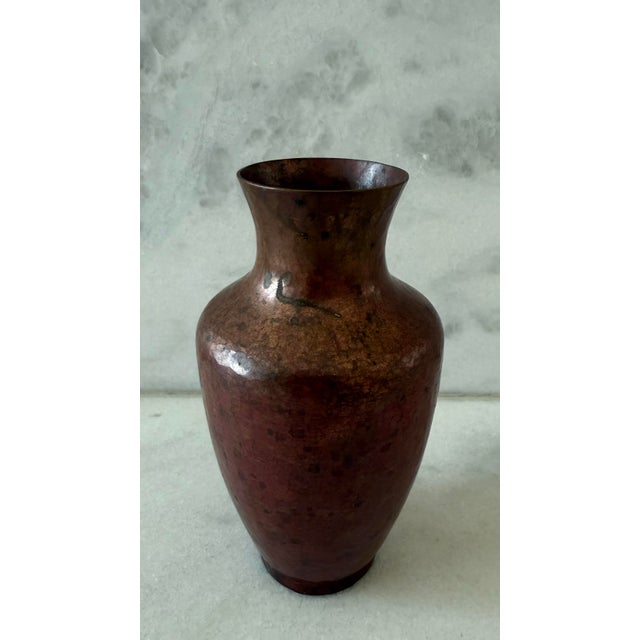 Small vintage hand made hammered copper arts and crafts vase with a beautiful reddish patina. Likely made in the early...