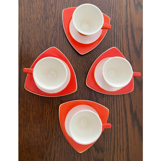 Ceramic 1930s Art Deco Salem Tricorne Streamline Mandarin Orange Cups and Saucers - Set of 4 For Sale - Image 7 of 11