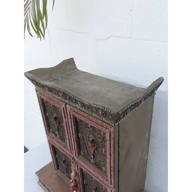 Nepalese Shrine Temple Prayer Cabinet Gilt Coral Turquoise Figural Altar 4491b For Sale - Image 18 of 18