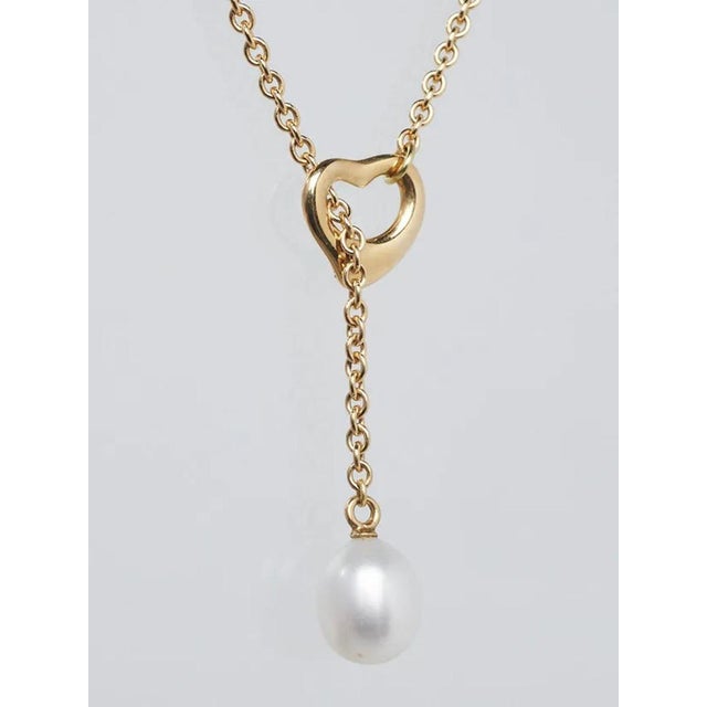 Discover the elegance of this exquisite necklace, featuring a white mixed-cut pearl as its centerpiece. Crafted from 18k...