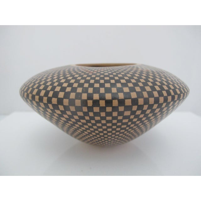 Mata Ortiz Mexican pottery, handcrafted and signed by the artist Lazaro Ponce. Low, wide shouldered seed pot or "olla"...