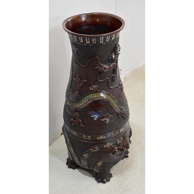 Chinese Copper vase, with alveolate bottom and cloisonné enamel. This goldsmithing technique is based on the principle of...