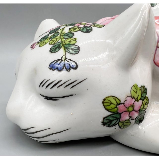 Vintage Tobacco Leaf Porcelain Sleeping Cat Ceramic Figure by Andrea by Sadek – Chinoiserie / Grandmillennial For Sale - Image 13 of 14