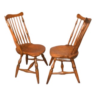 19th Century Companion Pair of American Windsor Fan Back Side Chairs For Sale