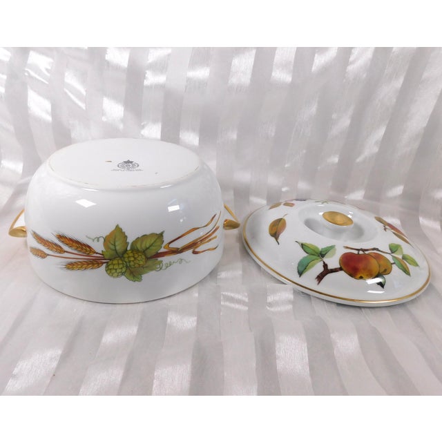 1960s Royal Worcester Round Entrée Dish and Lid in Eversham Gold For Sale In San Francisco - Image 6 of 7