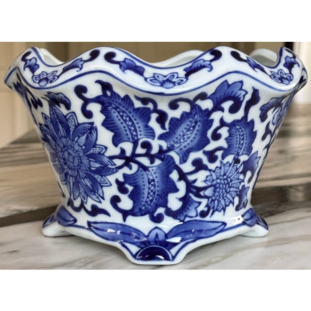 Blue Blue & White Chinoiserie Scalloped Edge Cache Pot For Sale - Image 8 of 16