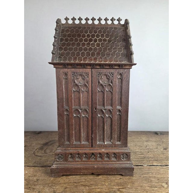 Small Neo-Gothic style niche in finely carved oak, 19th Miniature chapel for relics. 19th century Width: 25 cm ( 9.84...