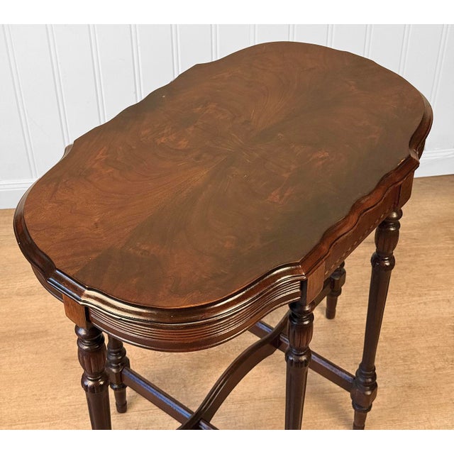 1940s Vintage Traditional Victorian Mahogany Inlaid Scalloped Side Table For Sale - Image 5 of 15