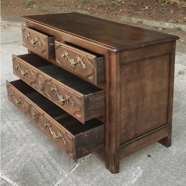 Early 19th Century French Louis XIV Walnut Commode For Sale - Image 12 of 15