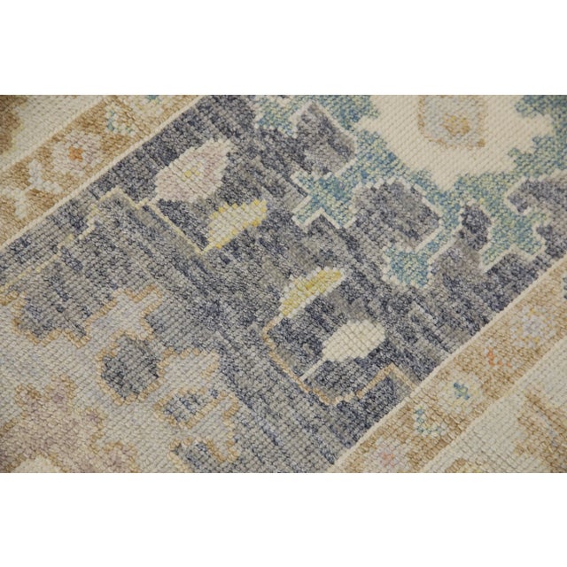 This modern Turkish Oushak rug is a stunning piece of art that has been handwoven using traditional techniques by skilled...