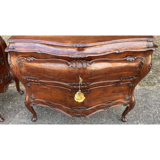 Fine Pair of 18th Century Venetian Rococo Bombe Bedside Chests of Drawers For Sale In Richmond - Image 6 of 7