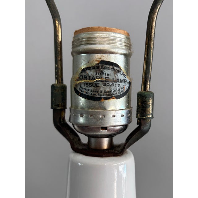 Vintage Mid-Century Modern Ceramic Table Lamps, White Glaze With Gilt Accents – Pair For Sale In Miami - Image 6 of 7