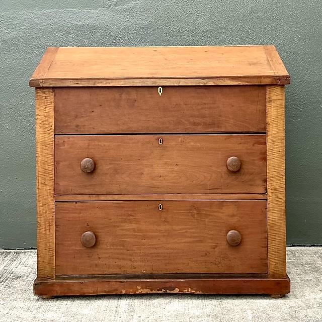 This exceptional 19th-century American butler’s desk is a masterclass in Early American craftsmanship, showcasing the rare...