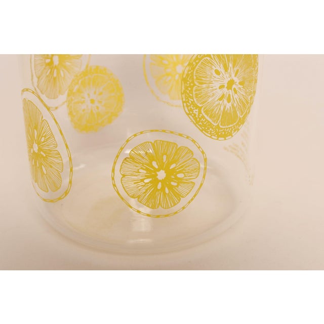 Vintage Pyrex Two Quart Glass Lemonade Carafe / Pitcher With Lid Model 3520 For Sale - Image 11 of 12