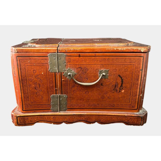 Mid 19th Century Chinese Qing Dynasty Hand-Painted Travel Jewelry Vanity Box W/ Mirror For Sale - Image 5 of 11